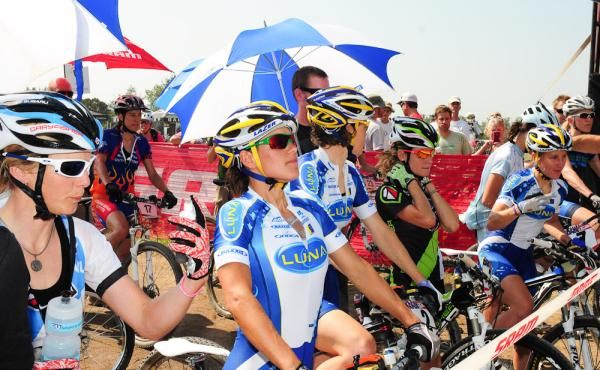 The elite women at the start