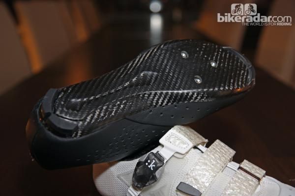 The new one-piece carbon fiber sole plates on the R1 and R3 are lighter, thinner, and noticeably stiffer in torsion than the previous Mobius multi-piece outsole.