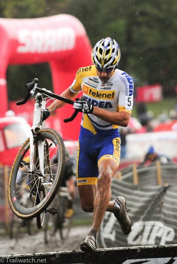 Rob Peeters (Telenet Fidea) with the race lead on lap one
