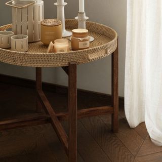 Round tray table