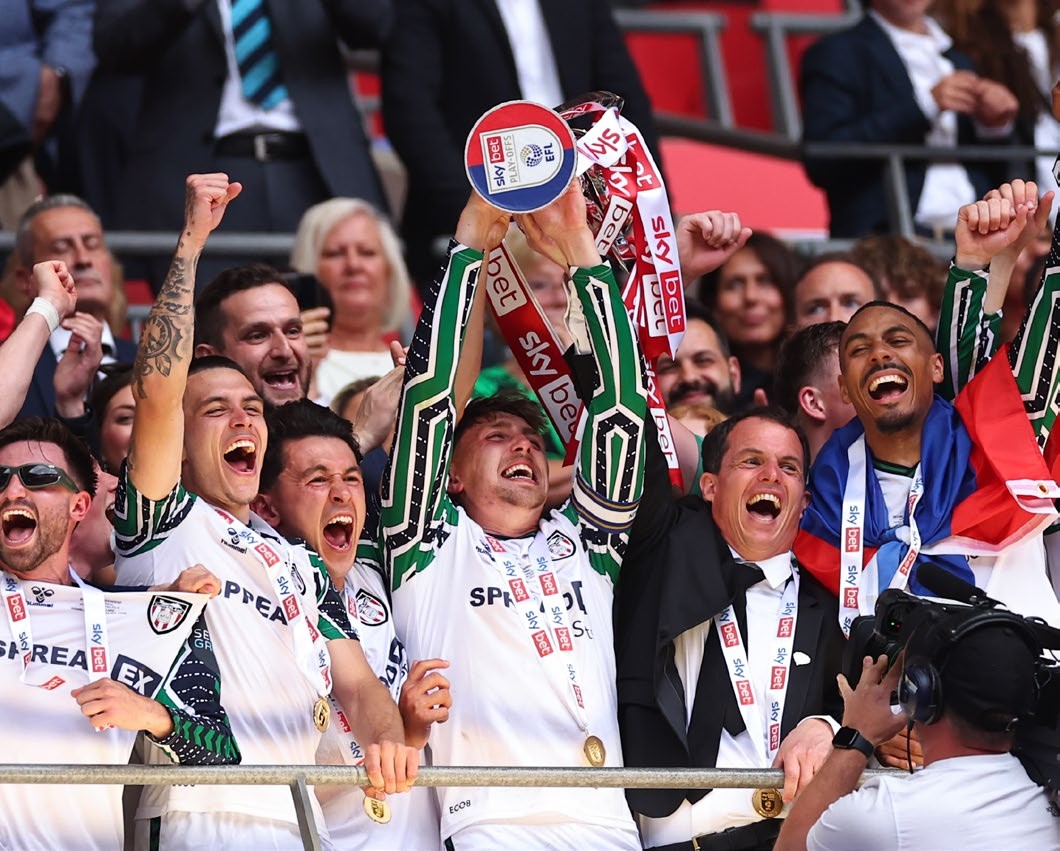 LONDON, ENGLAND - MAY 24: Dan Neil and Regis Le Bris the head coach / manager of Sunderland lifts the EFL Sky Bet Championship play off final trophy during the Sky Bet Championship Play-Off Final match between Sheffield United and Sunderland at Wembley Stadium on May 24, 2025 in London, England. (Photo by Robbie Jay Barratt - AMA/Getty Images)