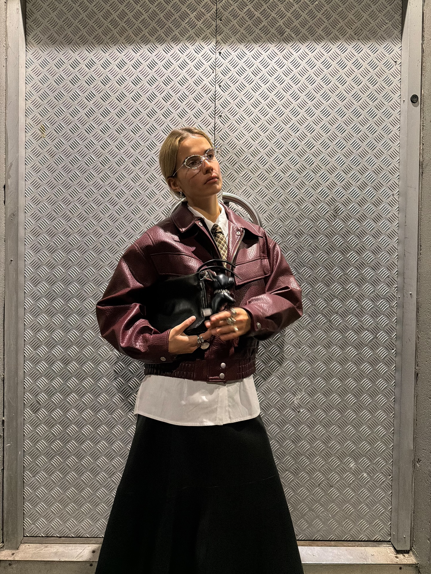 Girl posing for outfit pic in lift