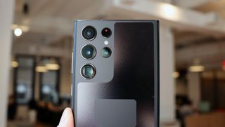 Samsung Galaxy S22 Ultra Kamera-Array mit noch vorhandener Schutzfolie