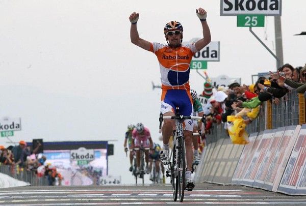 Denis Menchov (Rabobank) triumphs on stage five's mountain top finish at Alpe di Siusi.