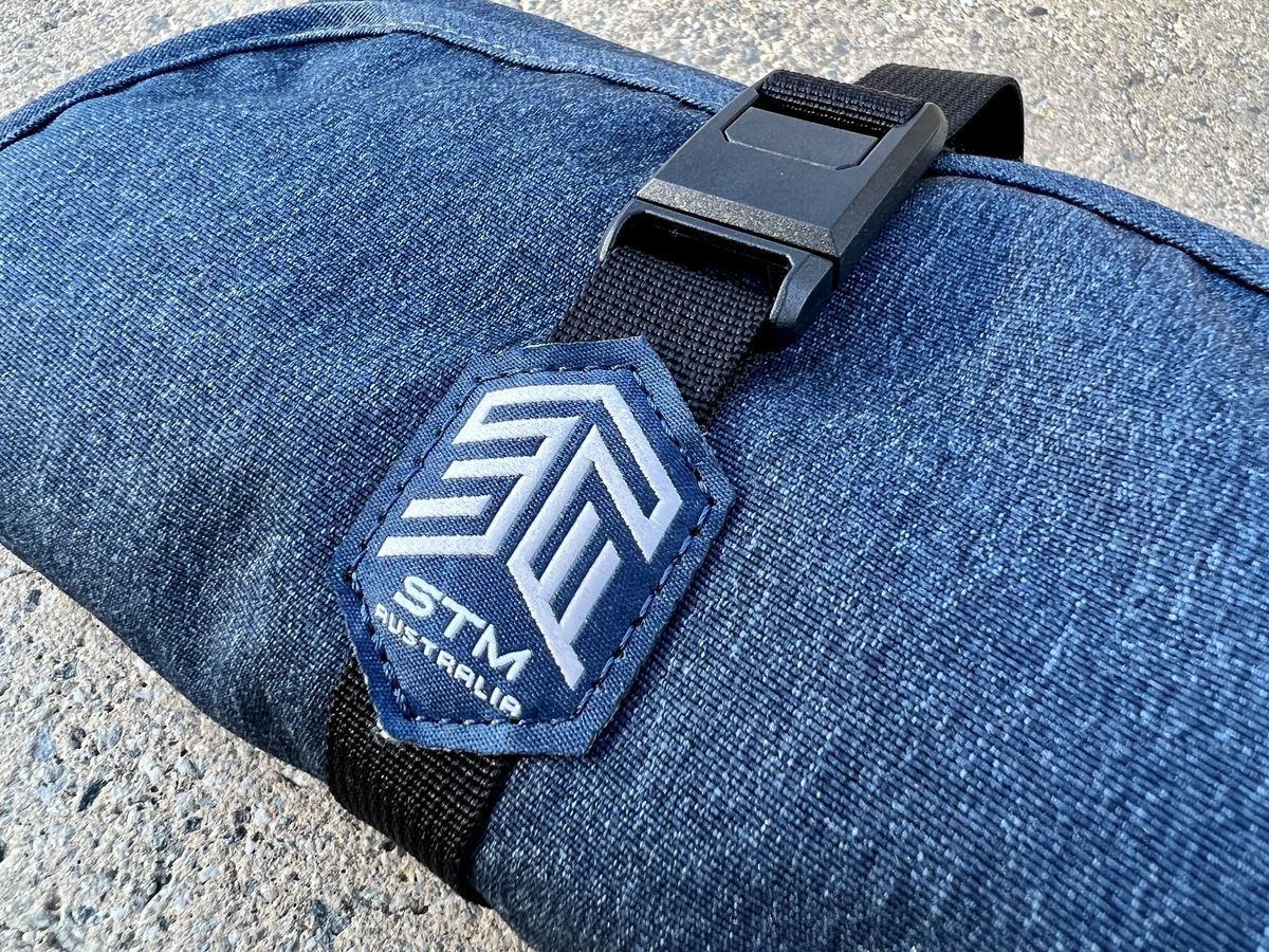 Stm Dapper Wrapper Slate Blue Logo Strap