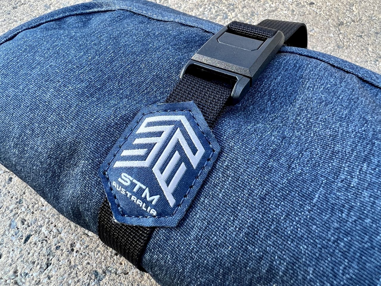 Stm Dapper Wrapper Slate Blue Logo Strap