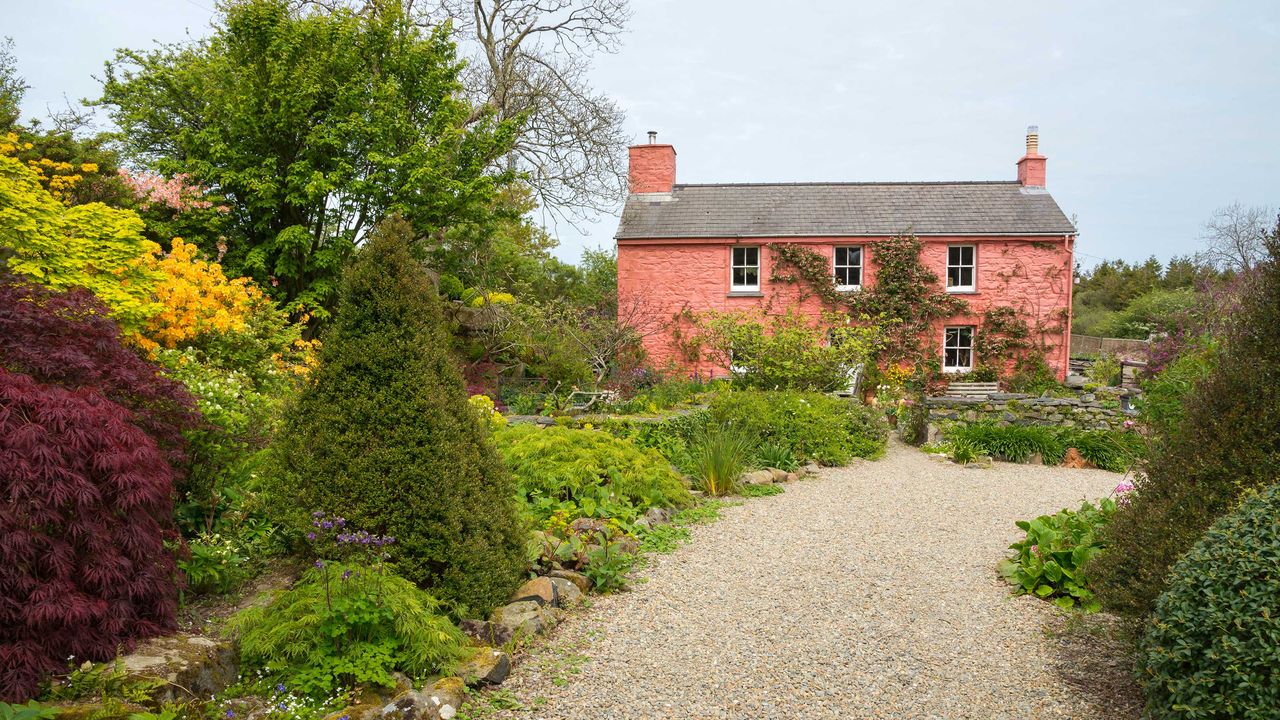 gravel driveway ideas: cottage garden