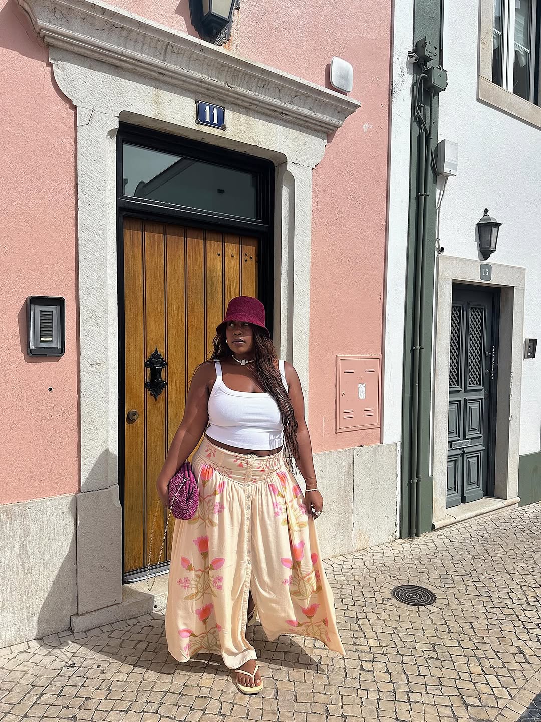 A woman wearing summer scoop neck tank outfit 2026.