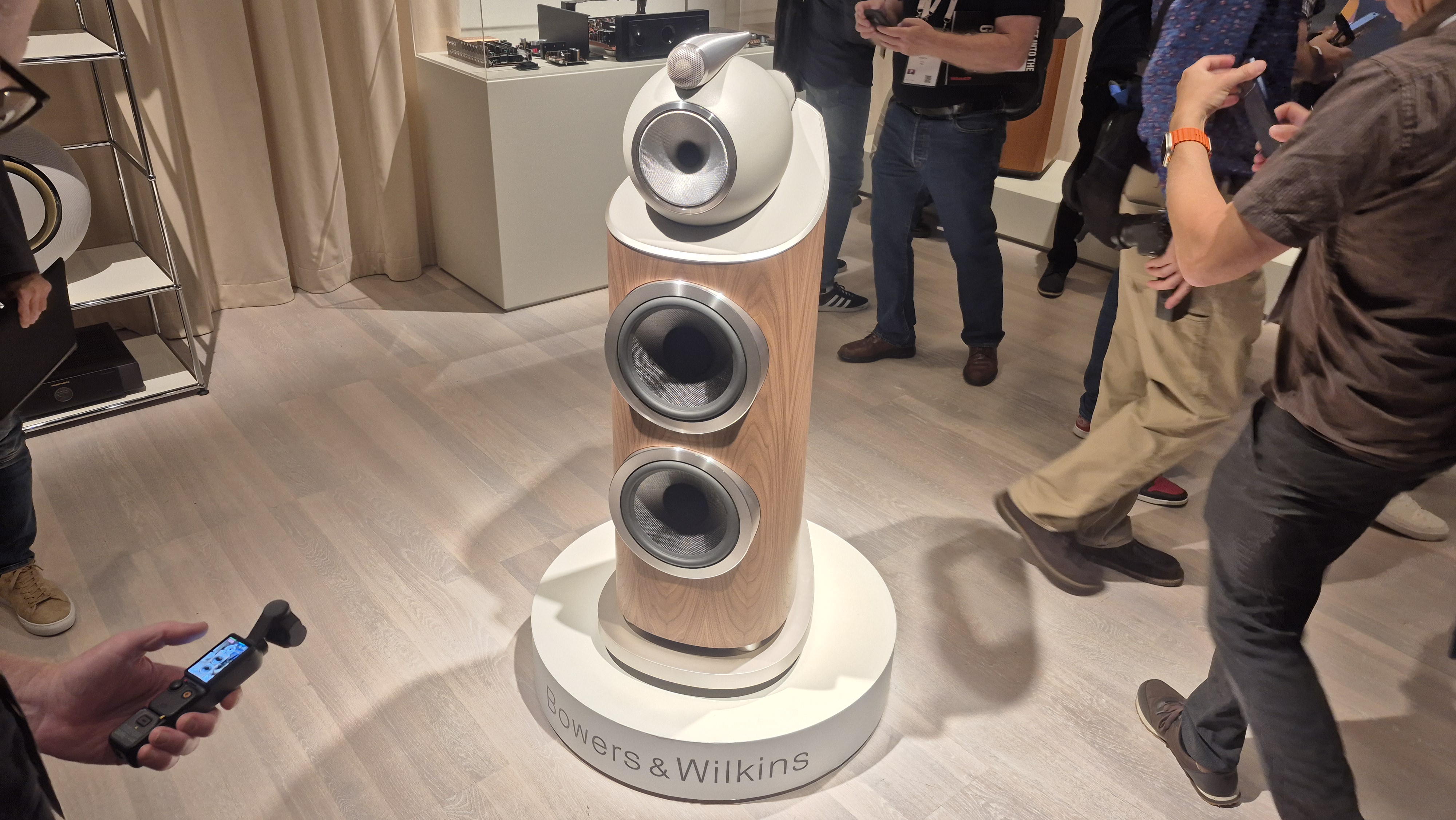 Bowers &amp;amp; Wilkins 801 D5 in the center of a show-room