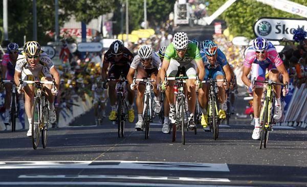 Mark Cavendish outkicked Alessandro Petacchi and Thor Hushovd in the field sprint for ninth place.