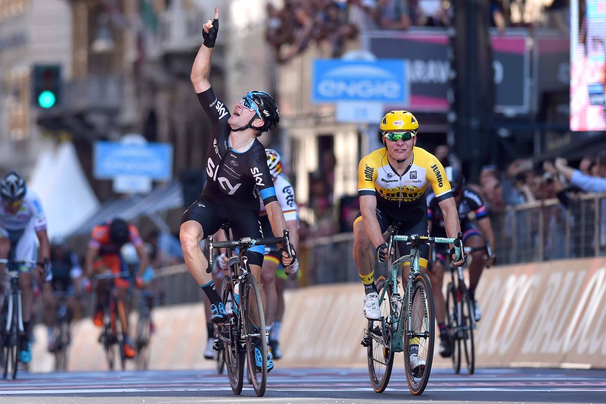 Elia Viviani (Team Sky) beat Moreno Hofland to win stage 2