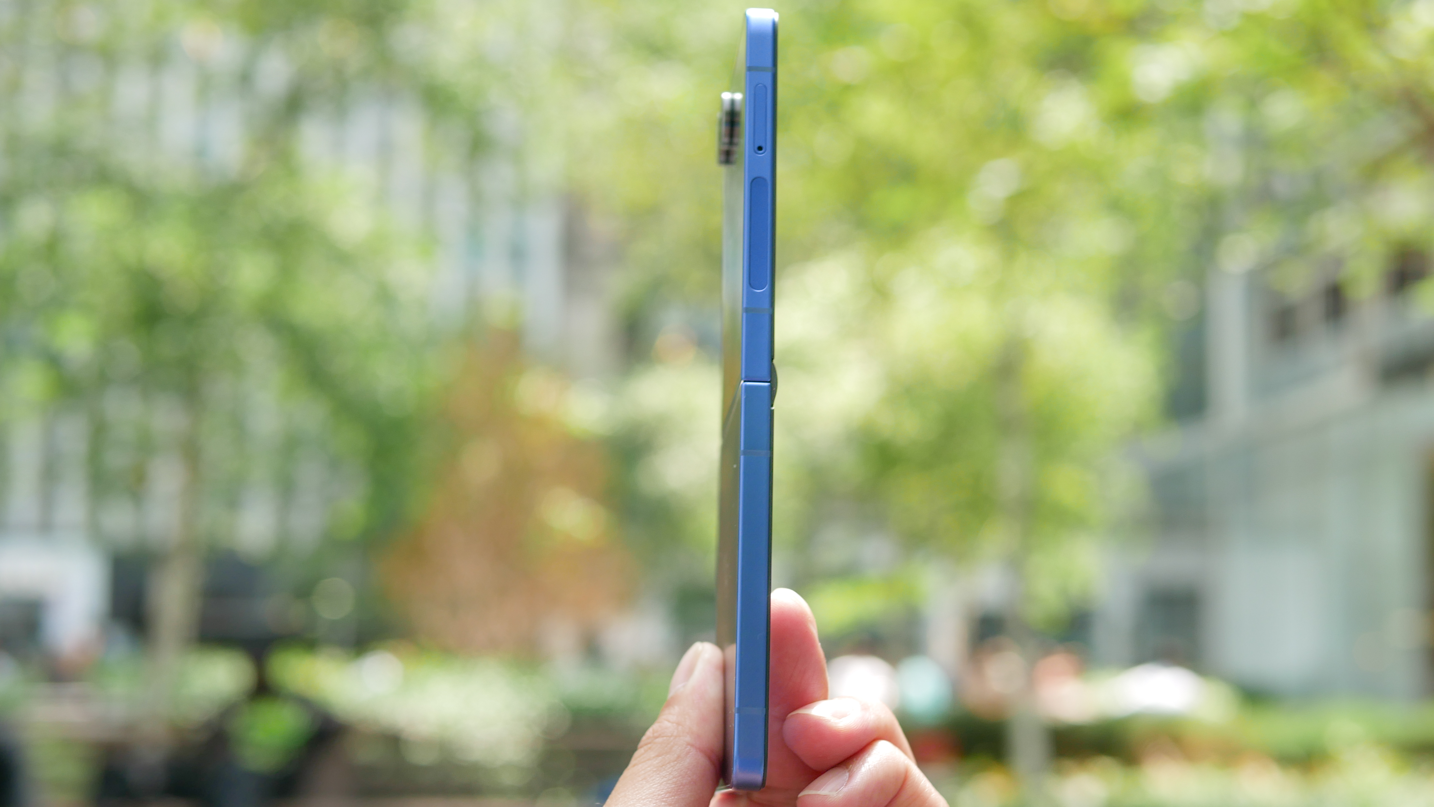 Samsung Galaxy Z Flip 7 thin profile design.