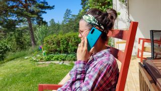 OnePlus Nord CE 5G, kvinna talar i telefon.