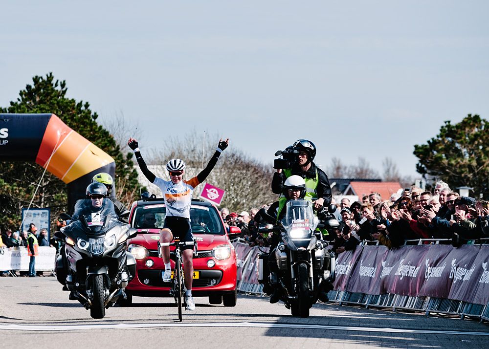 Anna van der Breggen wins solo