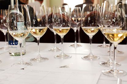Volanic white wines, when to decant white wines, Decanter