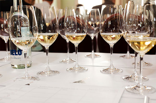Volanic white wines, when to decant white wines, Decanter