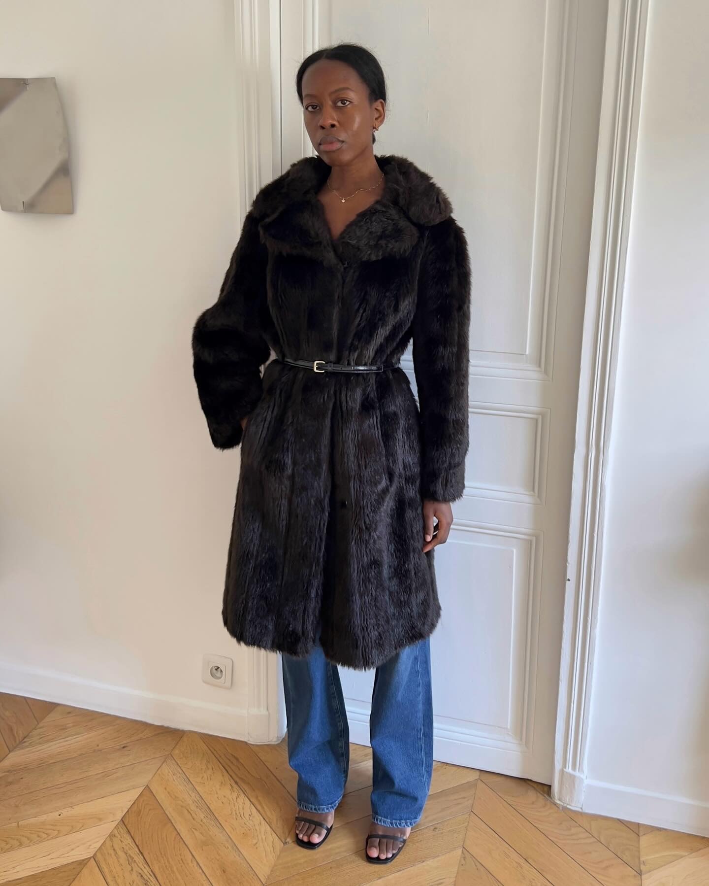 Influencer wearing a black fur coat and jeans