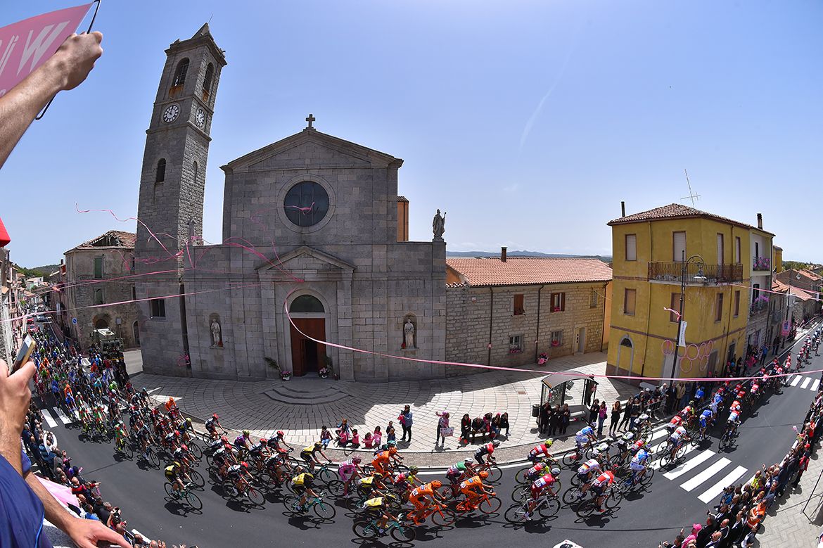 The peloton rolls through Sardinia at the Giro d'Italia