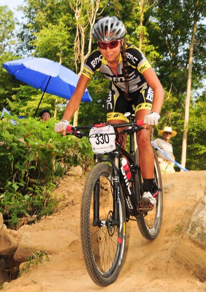 Shayna Powless (BMC Mountainbike Development) riding in second place on lap one