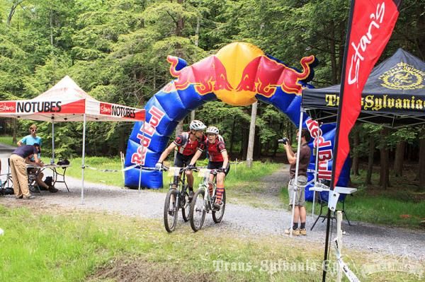 Joel Nankman gives Jessica Nankman a quick peck on the cheek as they finish