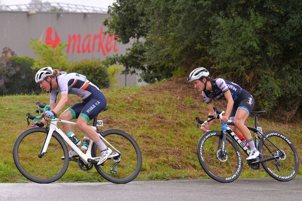 Lizzie Banks (&Eacute;quipe Paule Ka) lead Lizzie Deignan (Trek-Segafredo) in the final of Plouay