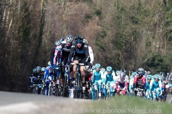 Xabier Zandio (Sky) controls affairs at the head of the race.