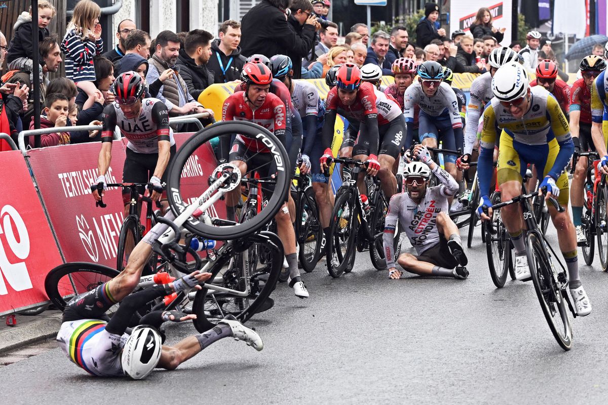 De Brabantse Pijl - La Fleche Brabanconne 2022 - 62nd Edition - Leuven - Overijse 205,1 km - 13/04/2022 - Crash - Team Car - Julian Alaphilippe (FRA - Quick-Step Alpha Vinyl Team) - Larry Warbasse (USA - AG2R Citroen Team) - photo Vincent Kalut/PN/SprintCyclingAgency&Acirc;&copy;2022