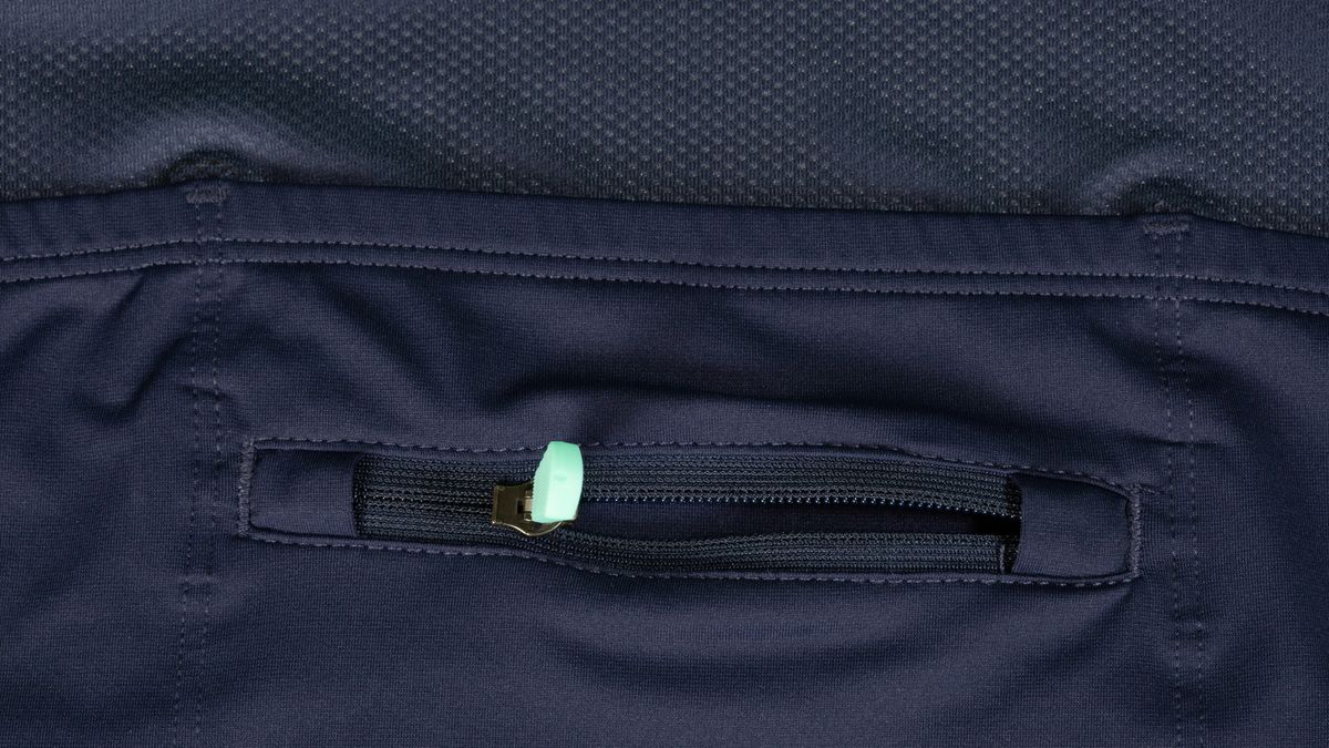 Giro Chrono Elite detail of zippered pocket