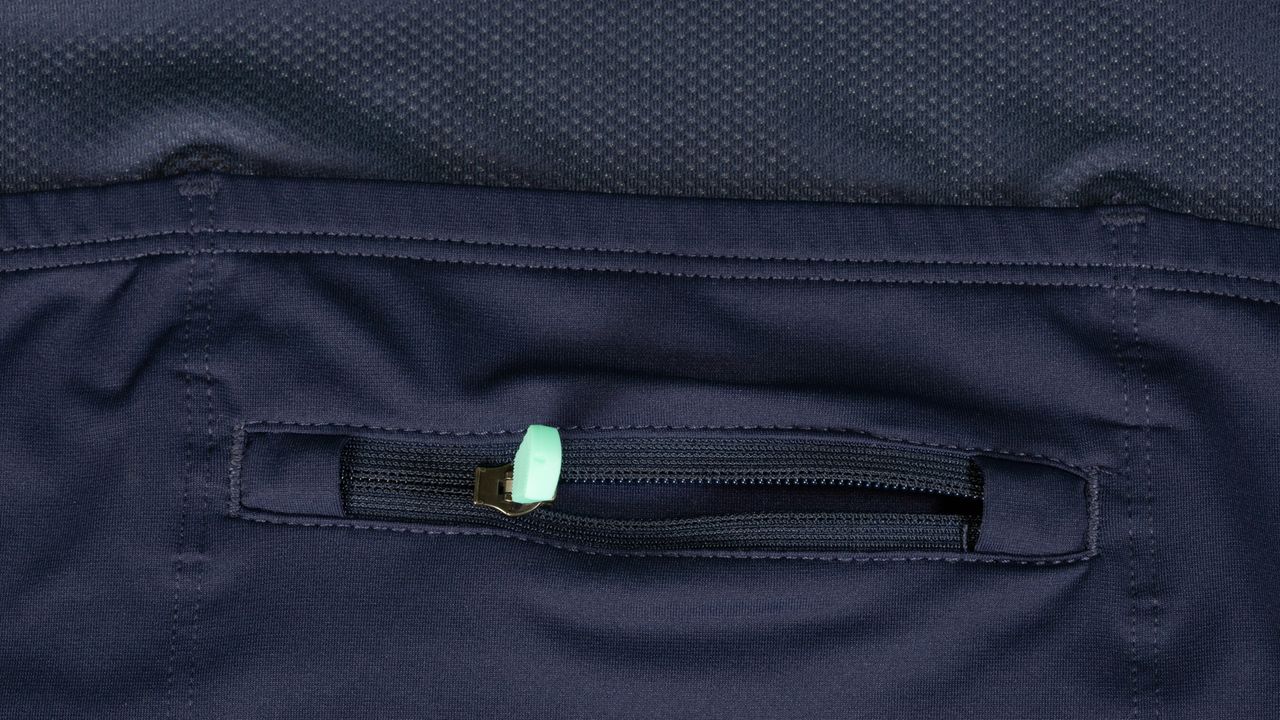 Giro Chrono Elite detail of zippered pocket