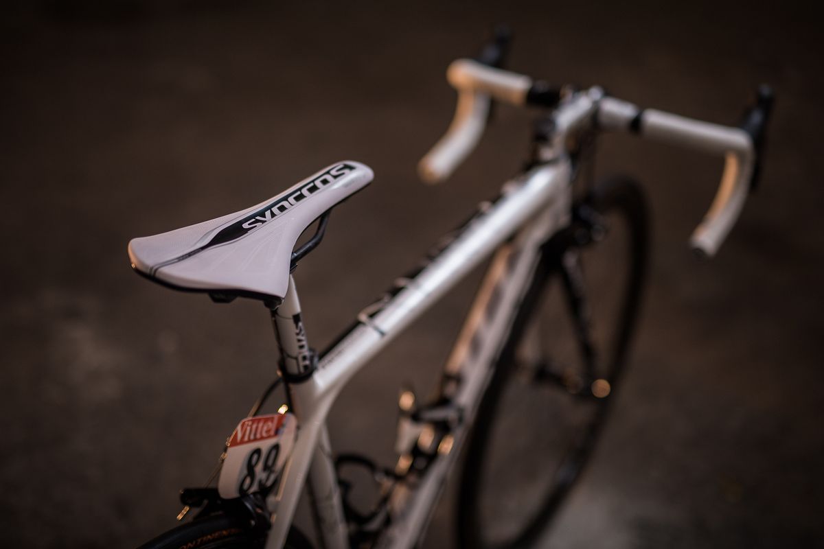 Yates uses a Syncros FL 1.0 narrow saddle