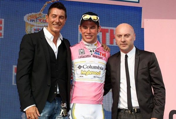 Mark Cavendish (Columbia-Highroad) in the race leader's jersey, designed by Stefano Gabbana and Domenico Dolce, l &amp; r.
