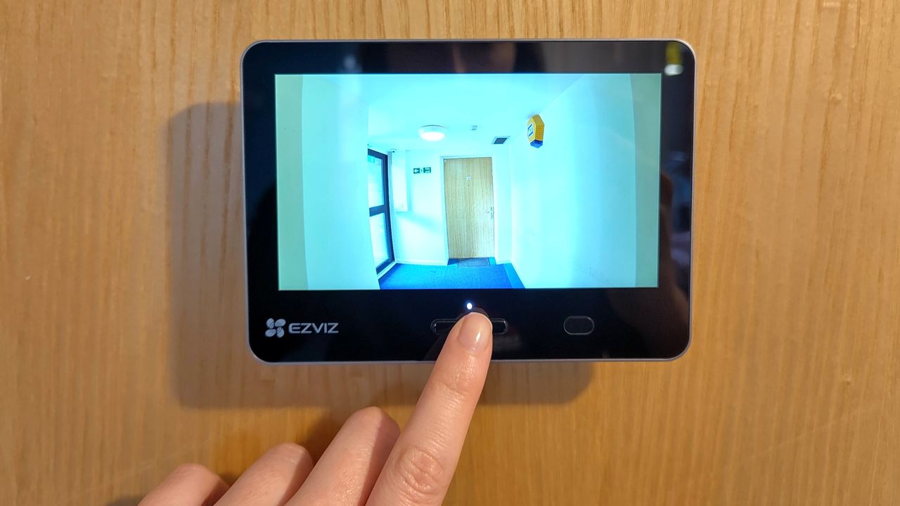Ezviz Wire-Free Peephole Door Viewer EP4 footage on internal screen