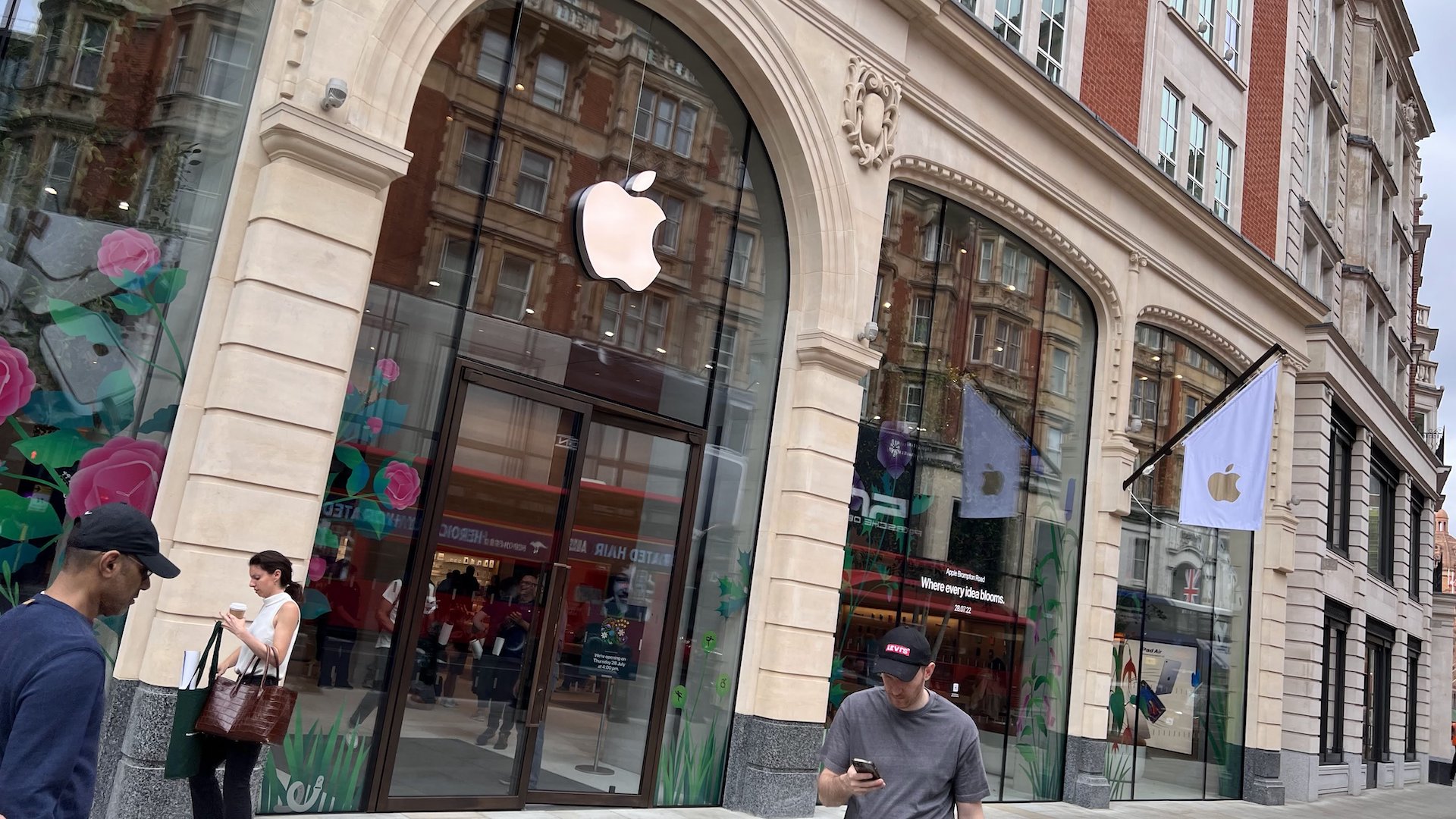 Inside the Apple Store in Knightsbridge, London