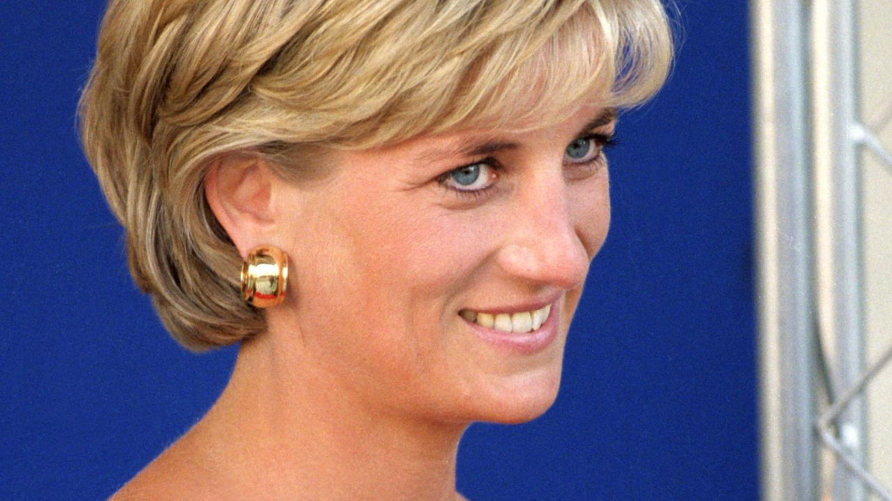 princess diana wearing gold earrings