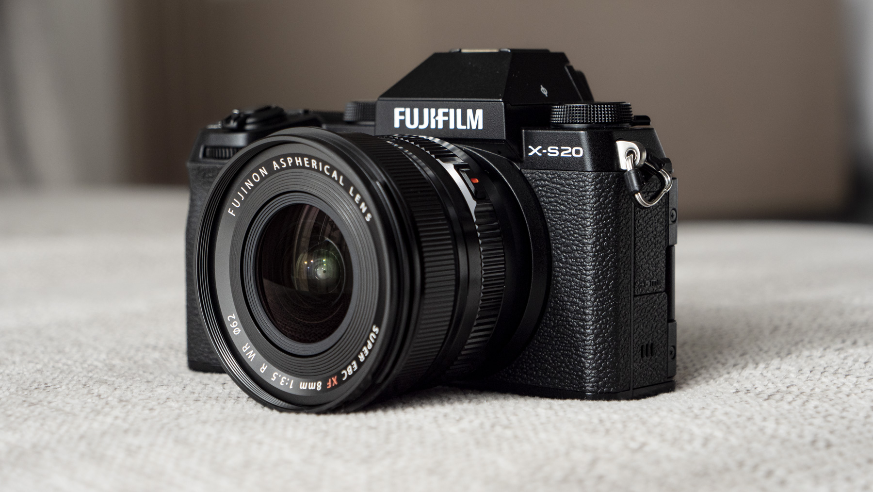 Vorderseite der Fujifilm X-S20-Kamera mit angebrachtem 8-mm-F3,5-Objektiv