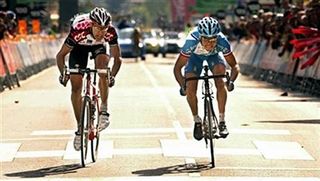 Jens Voigt (L) and Thomas Voeckler (R) sprint for stage 5