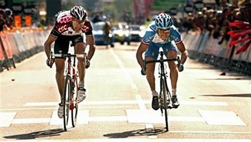 Thomas Voeckler (R) beats Jens Voigt to win the fifth stage.