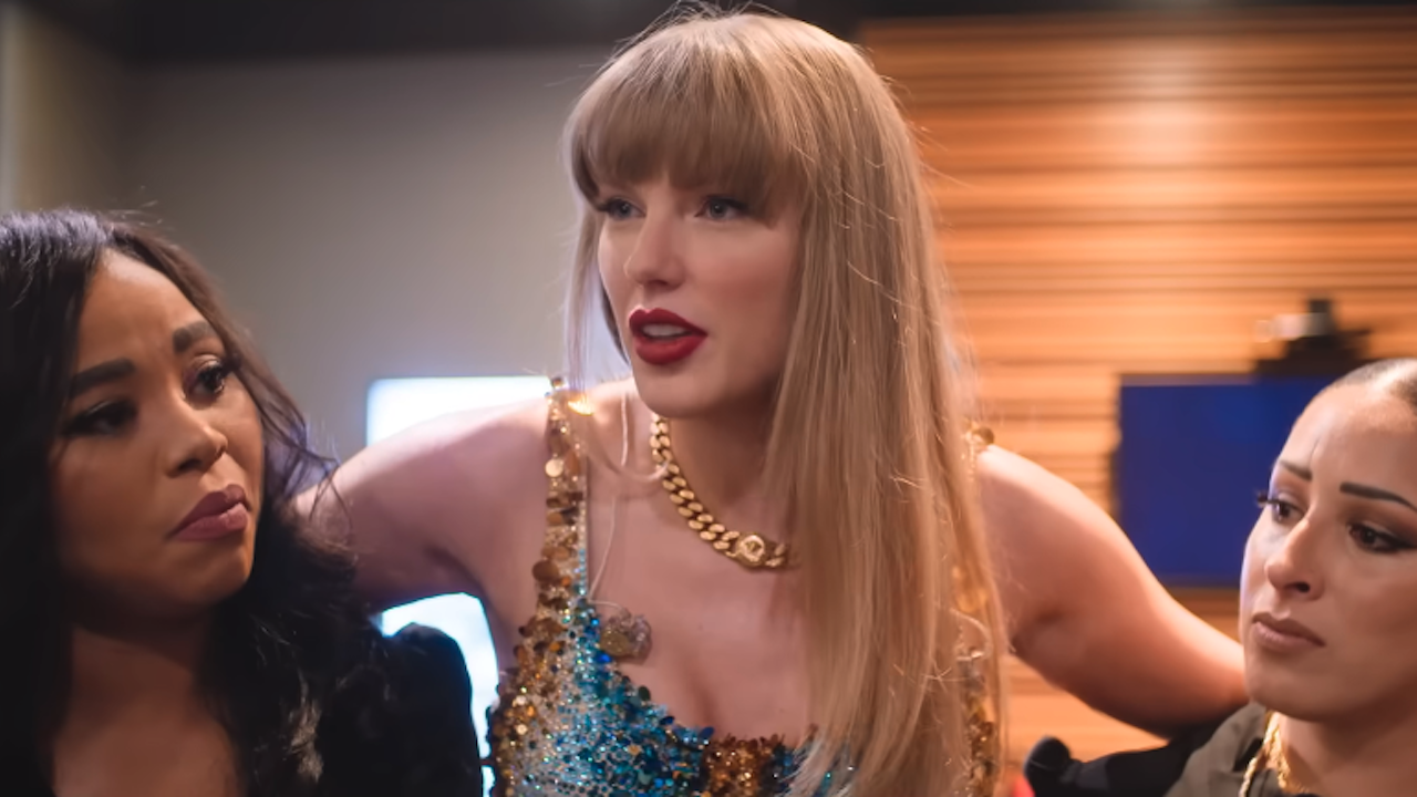 Taylor Swift with backup singers in Eras Tour before show huddle from End of an Era docuseries