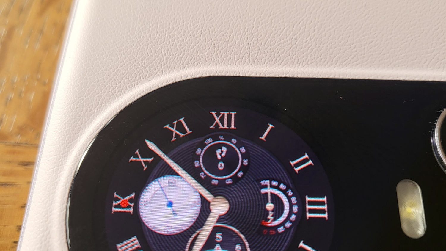 A close up of the external round screen of the Blackview Hero 10