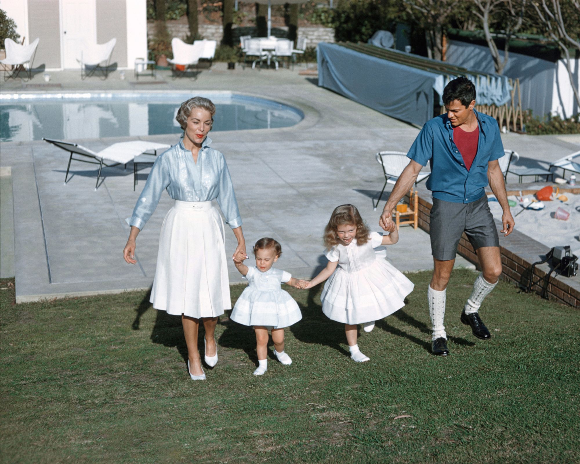 janet leigh and tony curtis with daughter jamie lee curtis in their backyard