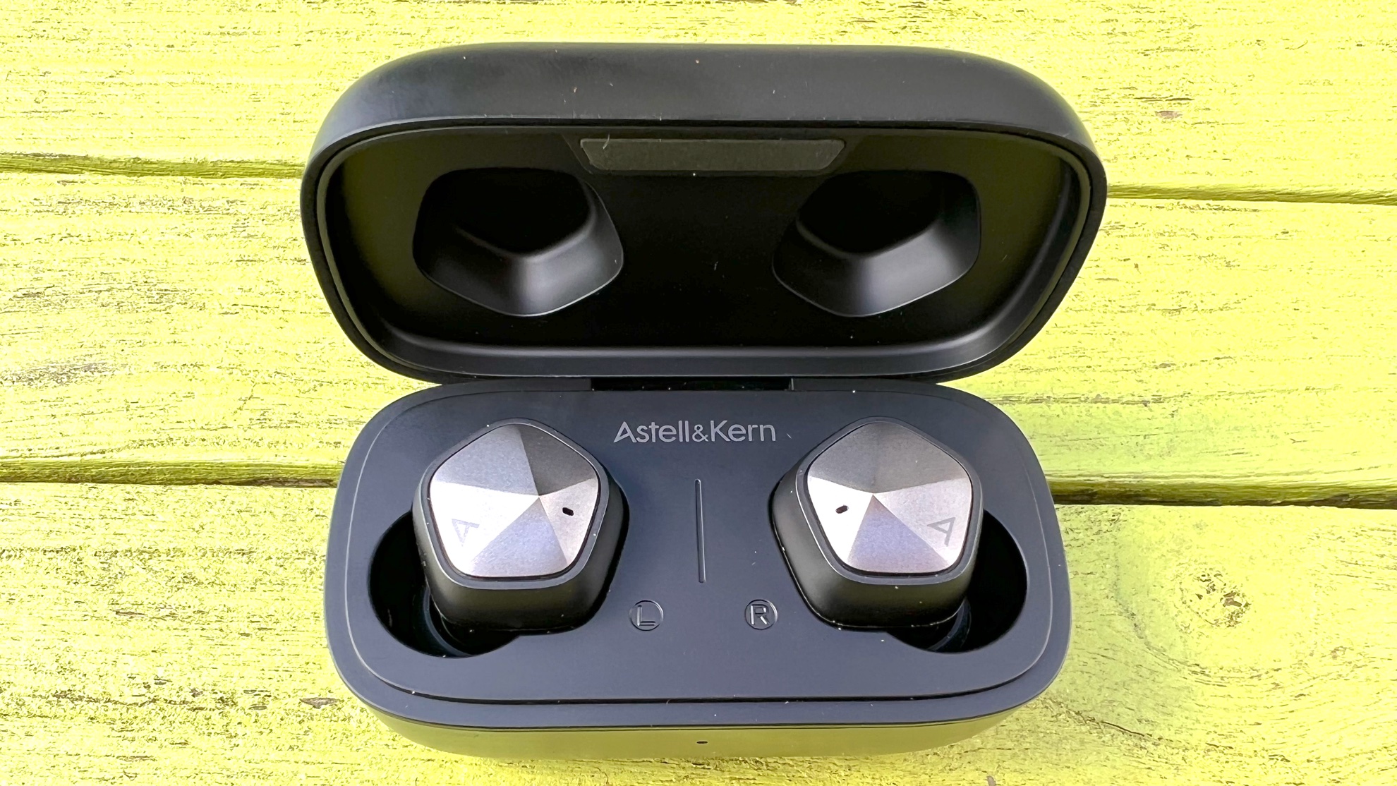 Astell & Kern UW100 review: these wireless earbuds raise the bar | T3