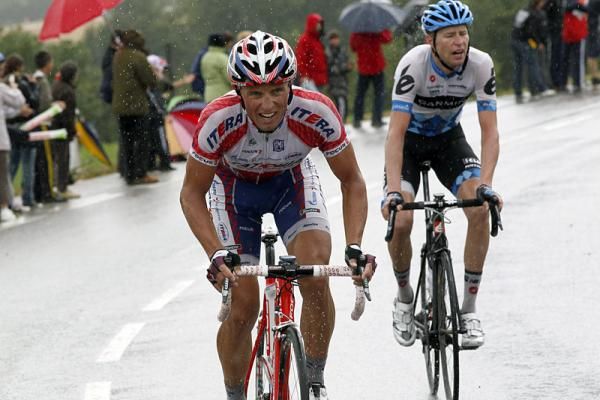 Mikhail Ignatyev (Katusha) and Ryder Hesjedal (Garmin-Cervelo) on the final climb.