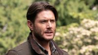 Jensen Ackles as Russell Shaw standing outside in Tracker Season 3.