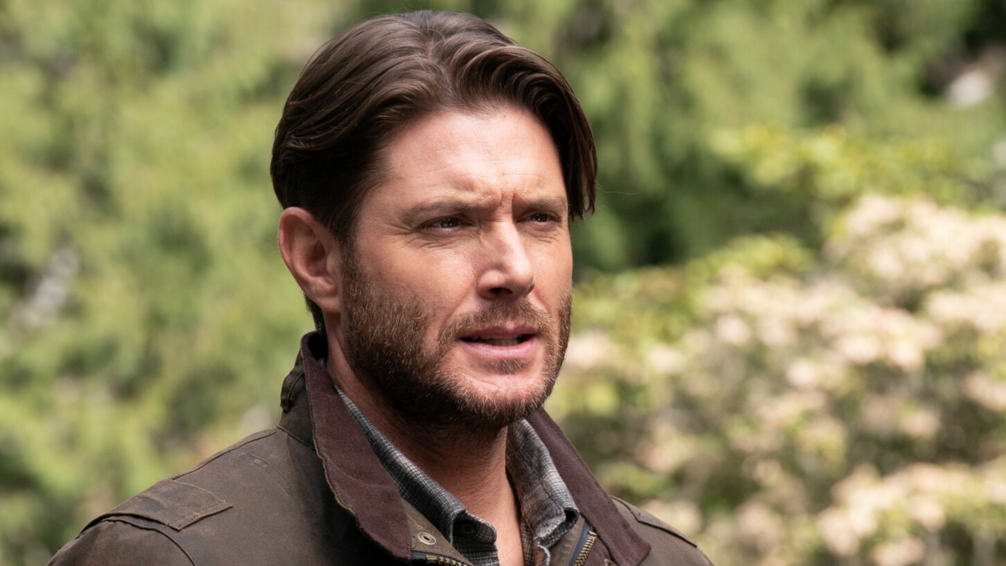 Jensen Ackles as Russell Shaw standing outside in Tracker Season 3.
