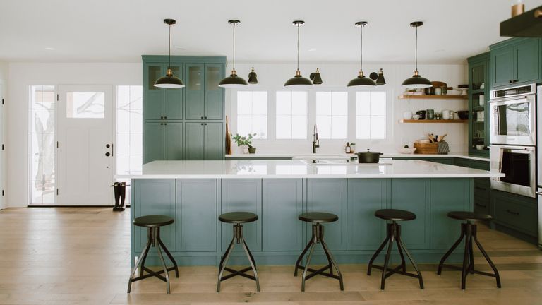 室内设计师Bobby Berk揭示了他最喜欢的绿色厨房涂料