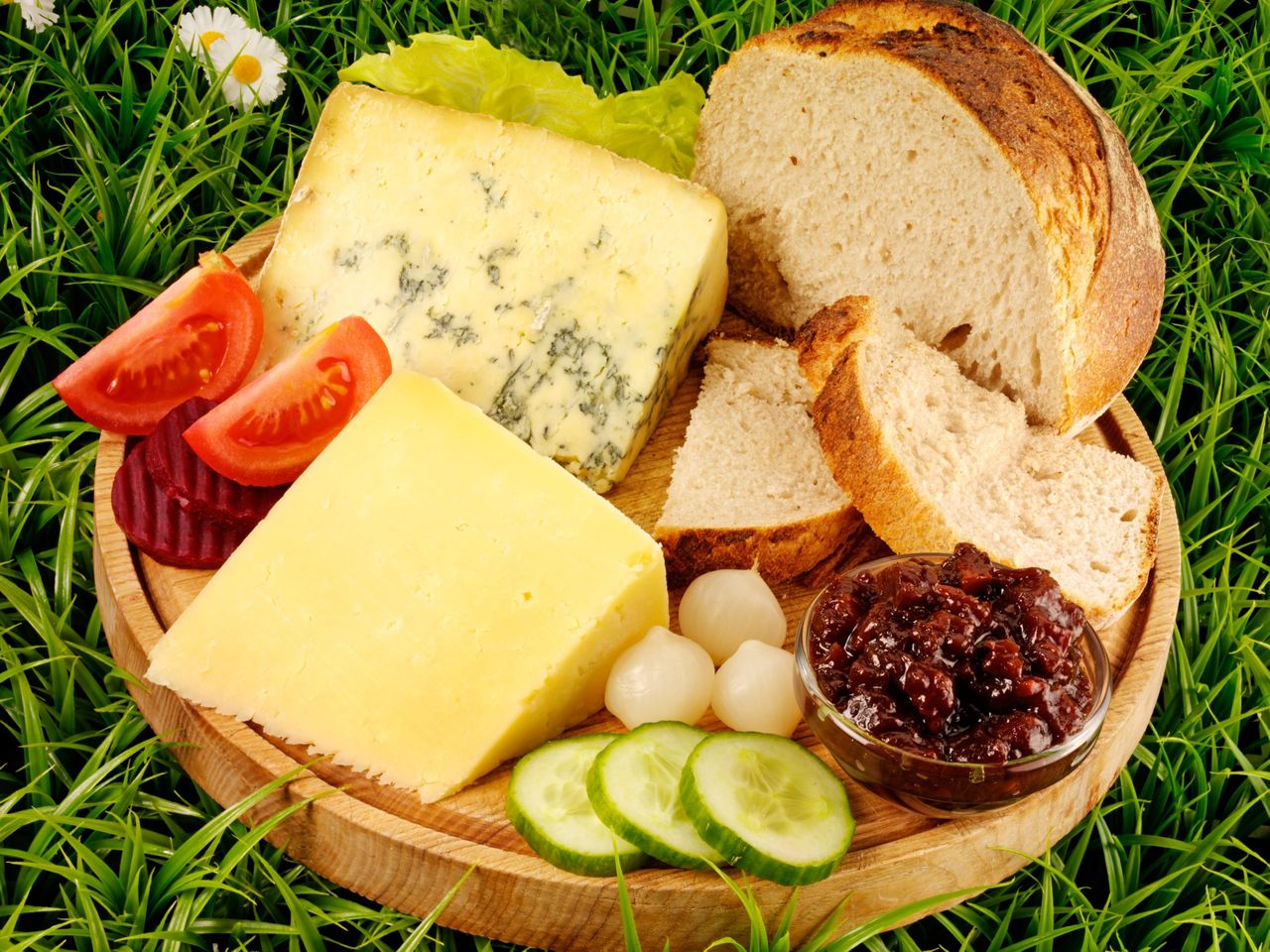 A traditional ploughman&#039;s lunch