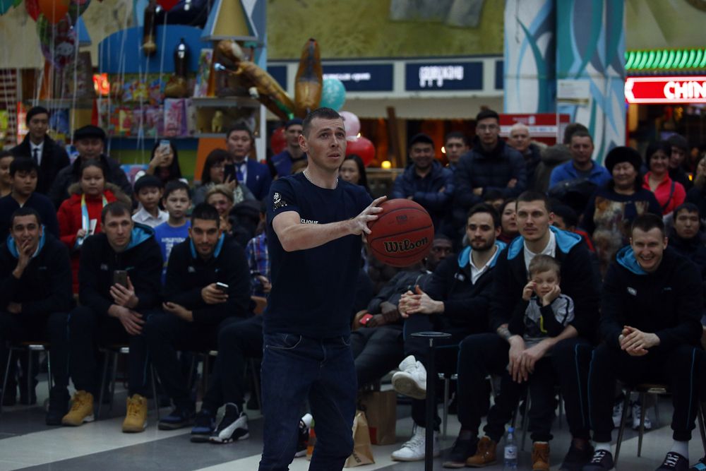 Sergei Chernetckii tries his luck at basketball