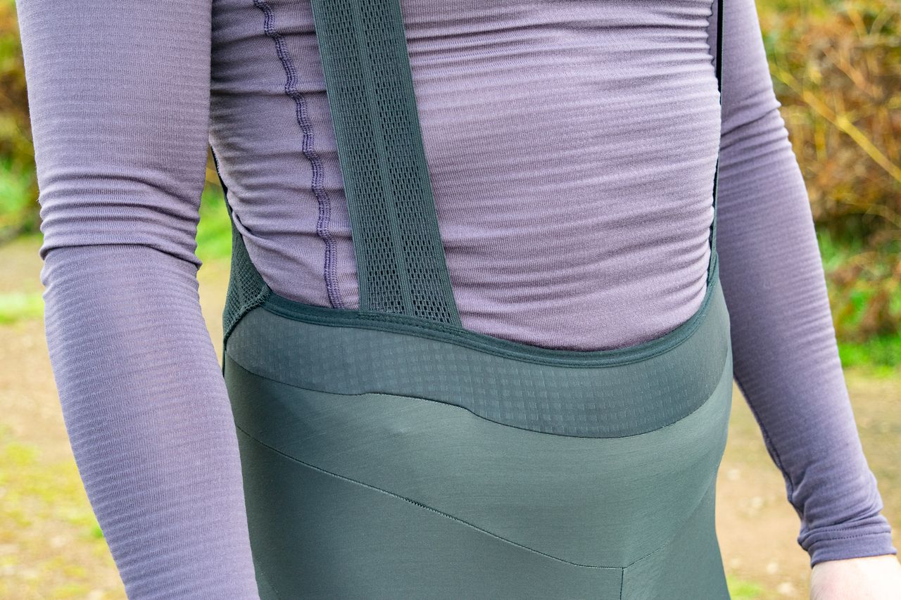 A man wearing a pair of Van Rysel RCR Sport winter bibtights