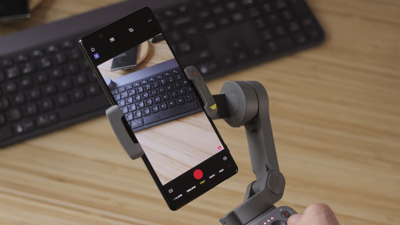 Double-tapping the M button switches the bracket from portrait...
