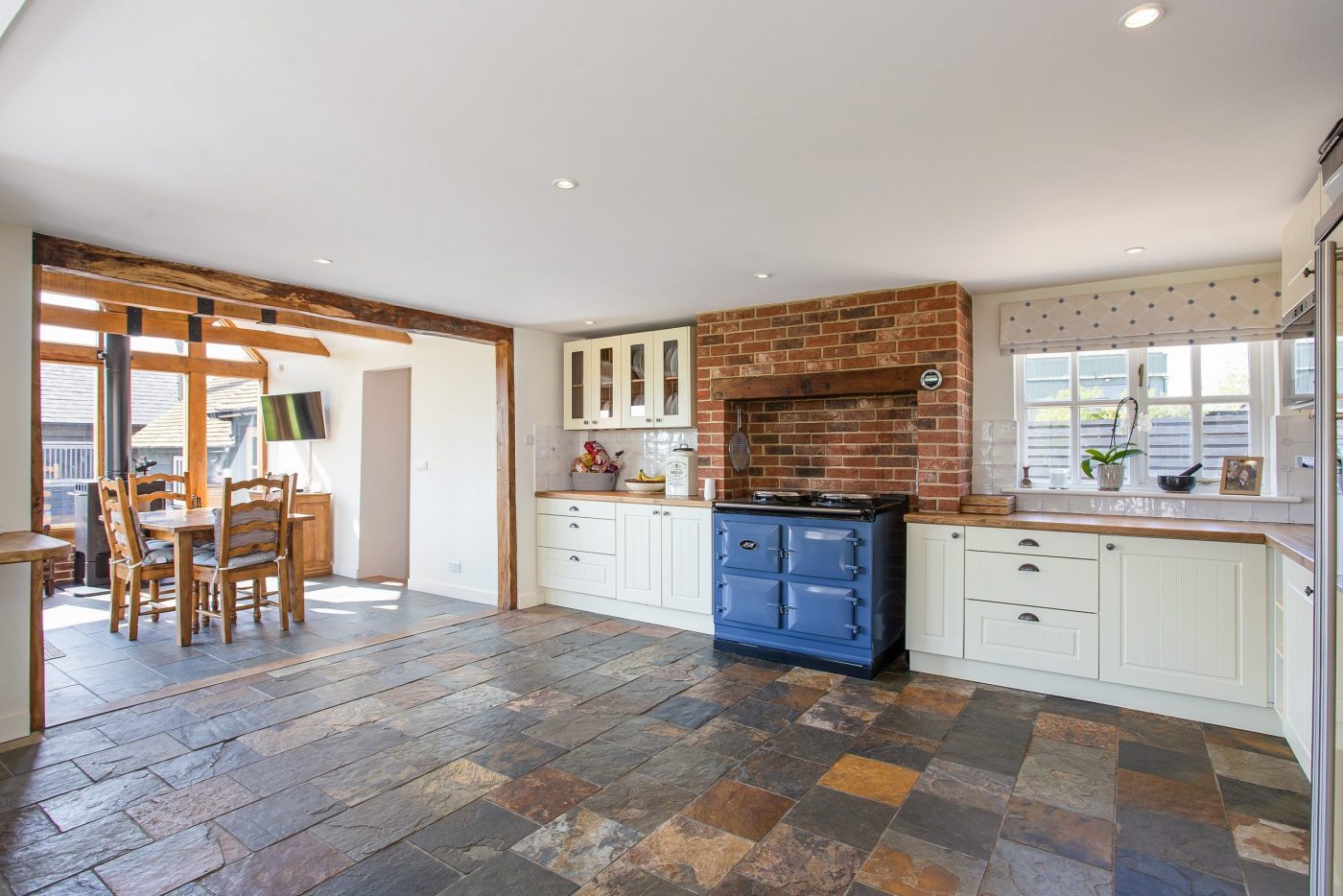 Hammer-Hill-Farmhouse-317503-9-scaled-e1707737147339.jpg